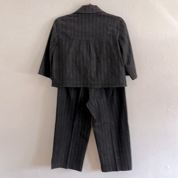 Larry Levine Two Piece  Gray and White Pin Stripe Short Sleeve Pant Suit  PS - Picture 7 of 12